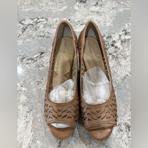 NIB Adrienne Vittadini Cernina Peep Toe Wedge Heels Size 8.5 Color Terca